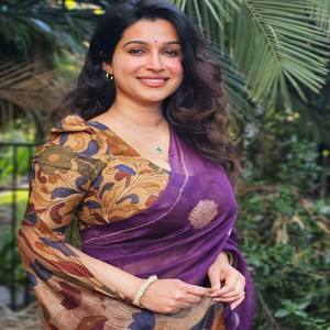 Sari de Lino de Seda VASTRA COTTAGE con Diseño Fusion Shibori y Kalamkari, con Blusa Kalamkari a Juego y Borlas Phunka - Product Image 2