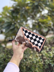 Cartera de Cuero con Diseño de Cuadros, Estilo Clutch, Hecha a Mano, con Grabado en Cuero Vacuno, para Mujer - Product Image 4