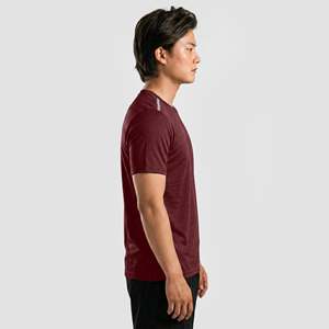 เสื้อยืดสีแดงเลือดหมู 21 ตัว ทรงปกติ สไตล์สตรีทแวร์ ระบายอากาศได้ดี ผลิตจากวัสดุถักที่ยั่งยืน ใส่สบายในช่วงฤดูร้อน พร้อมคุณสมบัติการบีบอัด - Product Image 3