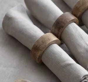 Le rond de serviette en bois rustique ajoute un charme naturel et une élégance chaleureuse à votre table à manger, parfait pour un repas quotidien ou festif - Product Image 1