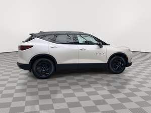 Chevrolet Blazer 2021 d'occasion avec sièges en cuir à toit ouvrant panoramique, direction gauche soigneusement utilisée - Product Image 2