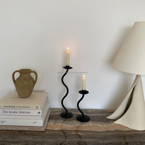 Lot de 2 bougeoirs design incurvé en métal noir Décoration de table de Noël élégante pour la maison et d'autres occasions - Product Image 1