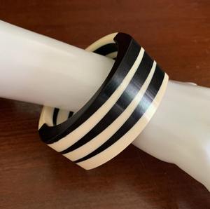 Grands bracelets en résine de verre de marque Lavintage à la mode Grands bracelets en résine de verre de marque Lavintage à la mode - Product Image 1