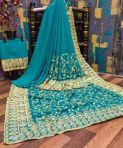 Magnifique saree Banarasi avec broderie de diamants et détails de perles pour mariage et réception - Product Image 2