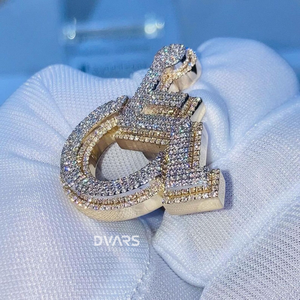 Pendentif en forme de fauteuil roulant en diamant de taille brillant cultivé en laboratoire, style classique, émail glacé, fabriqué en argent 925 plaqué or rhodié - Product Image 2