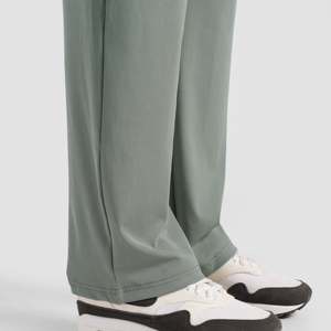 Pantalones de lona de cintura alta y pierna recta para mujer Co-Op, estilo jogger verde con cintura elástica, transpirables y holgados, con lavado de color. - Product Image 5
