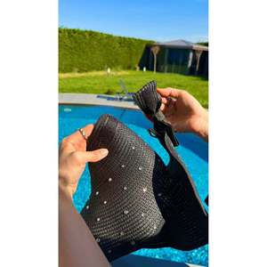 Chapeau de paille large avec embellissements en pierres noires et détails en ruban - Accessoire de plage et de protection solaire HSR2091 - black2091 - Product Image 3