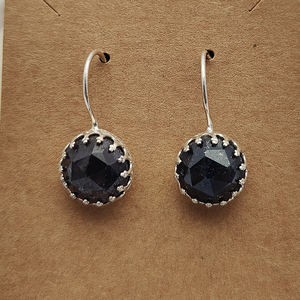 ต่างหูห้อยดีไซน์เนอร์เงินแท้ 925 ประดับไพลินดิบธรรมชาติทรงกลม 12 มม. น้ำหนัก 6.64 กรัม งานแฮนด์เมด เครื่องประดับชั้นดีสำหรับเด็กผู้หญิงทุกศาสนา - Product Image 1