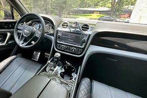 Offre exceptionnelle : Bentley Bentayga W12 d'occasion 2017, propre et prêt à être expédié - Product Image 2