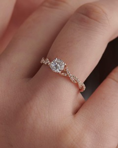 Bague solitaire exclusive à queue torsadée en diamant, or massif 18 carats, bijoux de fiançailles et de mariage, fournisseur en gros direct de moissanite - Product Image 2