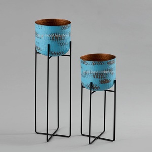 Jardinière en métal patine bleue faite à la main avec supports noirs fournitures de jardin intérieur et extérieur ensembles de jardinières de fleurs - Product Image 1