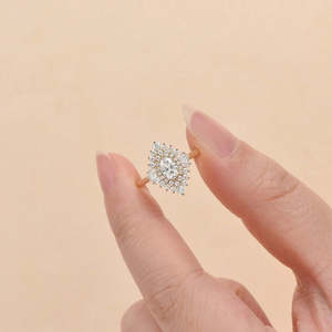 Bague de fiançailles en moissanite taille ovale avec halo floral, vintage, plaquée platine et rhodium, testée au diamant, adaptée pour un mariage, fine - Product Image 3