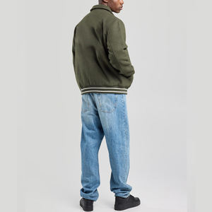 Veste universitaire matelassée d'hiver pour homme sur mesure OEM avec tissu en toile, patchs brodés, logo personnalisé - Product Image 6