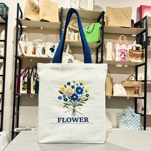Bolsa de Mano de Lona de Algodón Mediana con Bordado Floral, Resistente al Agua, Hecha a Mano, Color Azul Aura, de Priglob Exim, para Compras - Product Image 6