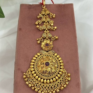 Joyería para el Cabello con Tikka, Diseño de Primera Calidad, Acabado Antiguo, Oro 916, Tradicional para Bodas, Colección para Mujer - Product Image 1