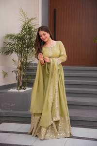 Un magnifique ensemble de robe Koti en soie Bandhni de créateur avec dupatta pour les occasions festives et les célébrations élégantes, tenue de soirée - Product Image 6