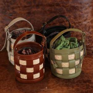 Bolso Cubo de cuero genuino hecho a mano de la mejor calidad, acentos de ratán Natural, bolso de mano impermeable hecho a mano, poliéster de Indonesia - Product Image 6