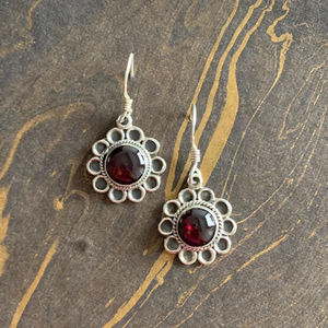 ต่างหูทรงหยดน้ำสีโรสโกลด์วินเทจประดับเพชร 14k/18k ประดับด้วยพลอยหลักสีแดงทับทิม รูปดอกไม้พระจันทร์ ตัวเรือนแบบฝังขอบ น้ำหนัก 4.9 กรัม - Product Image 1