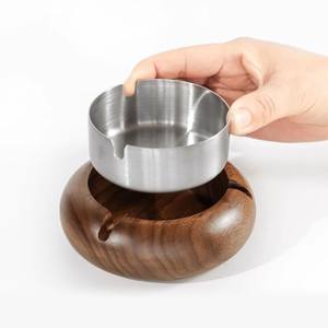 Cenicero de madera redondo clásico Mezcla perfecta elegante y práctica - Product Image 2