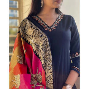 Kurta de algodón negro para mujer y conjunto de pantalón con Khadi Dupatta bordado para estilo - Product Image 4