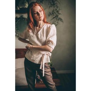 Conjunto de Top Cruzado de Lino y Pantalones Cortos, Atuendo Minimalista, Ropa Boho Sostenible, Tejido Natural, Dos Piezas, Estilo Casual Chic, Ropa de Lino - Product Image 2