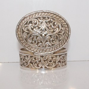 Artículo cuadrado de lujo con columnas, servicio de almacenamiento elegante o exhibición decorativa, perfecto para el hogar y regalos de la India - Product Image 1