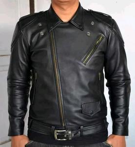 Chaqueta de Cuero Genuino Roja para Hombre, Estilo Varsity, con Parche de Logotipo Personalizado, Impermeable, Transpirable, Resistente al Viento, Cuello Alto y Cierre de Cremallera - Product Image 4