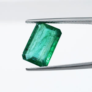 Esmeralda Zambiana 100% Natural de 3.95 Quilates. Piedra de Nacimiento de Mayo de Color Verde Medio en Forma de Octágono para Hacer Pendientes Colgantes al Mejor Precio - Product Image 2