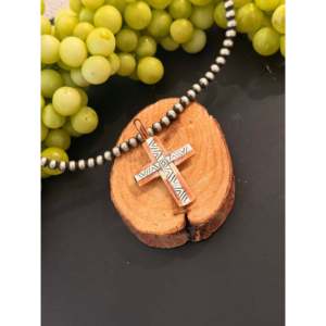 Colgante de Cruz Navajo Hecho a Mano en Cobre y Plata de Ley, Joyería Cultural Coleccionable - Product Image 2