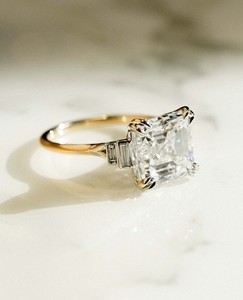 Anillo de Compromiso de Oro Sólido de 14K de Lujo, Elegante Anillo de Boda con Cinco Piedras y Diamante Cultivado en Laboratorio con Corte Asscher de 1.31CT - Product Image 2