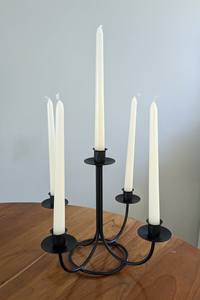 Présentoir de bougies coniques en fer forgé Présentoir de bougies coniques Colonne de bougies à pilier côtelé Table à chambre nervurée Métal au design attrayant - Product Image 5