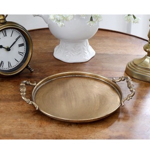 Plateaux de service décoratifs sur mesure en laiton et aluminium faits à la main, finis pour l'hôtellerie et la décoration de la maison et de la table - Product Image 3