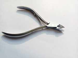 Pince à cuticules D-01 Nghia avec mâchoire en acier inoxydable très tranchante 16 Logo et emballage personnalisés pour un usage domestique - Product Image 2