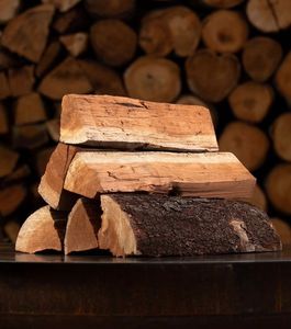 Bois de chauffage 100 % naturel à faible émission de fumée, bûches de bois séchées et fendues sans produits chimiques pour fours extérieurs et feux de camp. - Product Image 1
