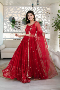 Lehenga choli rouge avec broderie florale et dupatta, ensemble ethnique en gros pour les fêtes et les mariages en vrac. - Product Image 5