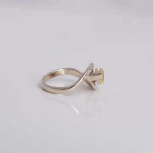 Bague de mariage élégante en or massif 14KT avec diamant jaune taillé en marquise et pavé de diamants cultivés en laboratoire, design tendance, style classique - Product Image 5