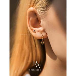 Pendientes de tuerca con diseño de trío de diamantes azules, chapados en oro de 14k, pequeños pendientes de flor de loto, pendientes delicados apilables, estilo moderno. - Product Image 5