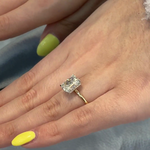 Anillo de Compromiso con Halo Oculto Radiante en Oro Amarillo con Diamante de 4 Puntas Certificado por IGI - Product Image 3