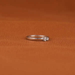 Anillo de compromiso solitario de oro sólido de 14 quilates personalizable hecho a mano, Diamante de corte ovalado cultivado en laboratorio, certificado IGI - Product Image 6