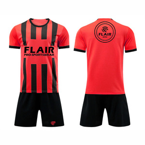 Ensembles d'uniformes de maillots de football confortables et respirants de meilleure qualité au design personnalisé Service OEM pour les jeunes joueurs de sexe masculin Coupe automatisée - Product Image 2