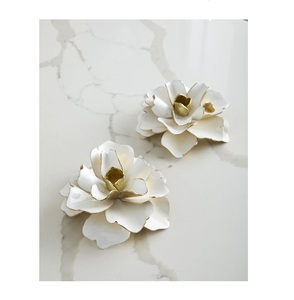 Bougeoir de luxe en métal doré avec nœud décoratif Bougeoir conique élégant pour la maison, le mariage et la décoration de table - Product Image 1