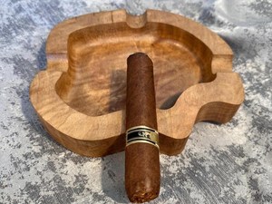 Cenicero de Madera Ecológico Clásico Sin Humo |   Cenicero de Cigarros y Cigarrillos de Madera Maciza Hecho a Mano, Tamaño y Forma Personalizables para el Hogar - Product Image 4
