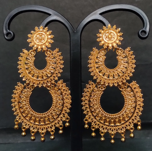 Ensemble de boucles d'oreilles à prix raisonnables avec des boucles d'oreilles Jhumka plaquées or 22CT de conception traditionnelle bijoux pour les femmes portées par les exportateurs - Product Image 2
