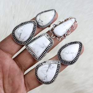 แหวนอัญมณีหินฮาวไลท์สีขาวธรรมชาติทำเครื่องประดับเงินเครื่องประดับแหวนคอลเลตดีไซเนอร์สำหรับขายปลีก - Product Image 2