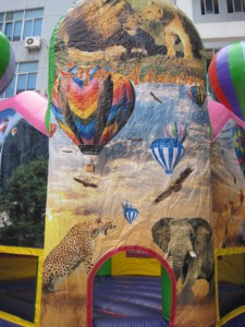 Château gonflable en PVC en forme de montgolfière pour locations commerciales de fêtes, fabriqué en Chine - Product Image 3