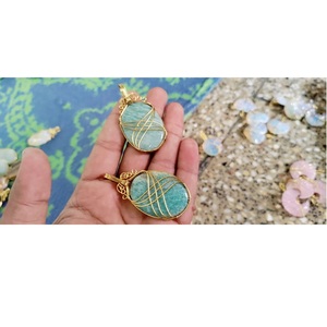 Collier pendentif en cristal de pierres précieuses enroulé de fil artisanal Offre Spéciale pour la méditation et le bien-être cadeaux à la mode en vente - Product Image 5