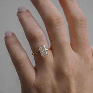 Bague Moissanite radiante à la mode 6.5x10 MM avec réglage de demi-lunette et bague de promesse élégante à bande arrondie mince pour elle - Product Image 2