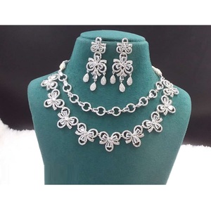 Nouvel arrivage AD Ensemble de bijoux pour femmes Collier et boucles d'oreilles tendance couleur or pour les amateurs de mode disponibles à l'exportation depuis l'Inde - Product Image 2