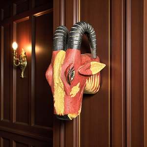 Décoration murale en bois peinte à la main, tête de bélier, art rustique de la faune, cornes rouges, jaunes et noires - Product Image 2
