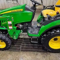 Mini Tractor John Deere 120R de 30 HP con Motor Probado e Inspeccionado en Alemania para un Bajo Número de Horas de Trabajo